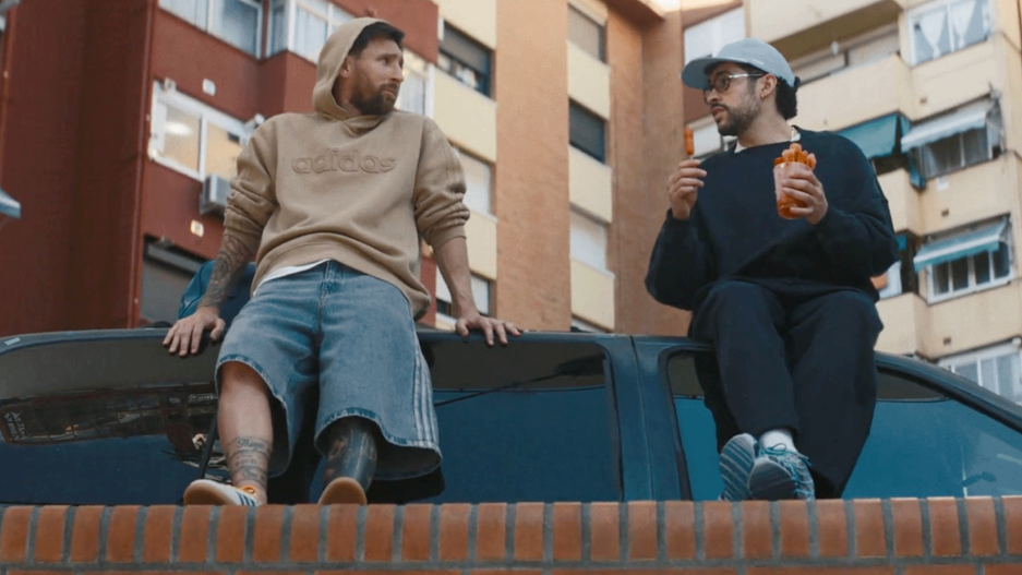 Campanha da Adidas com Messi e Bad Bunny exalta a essência do futebol de bairro