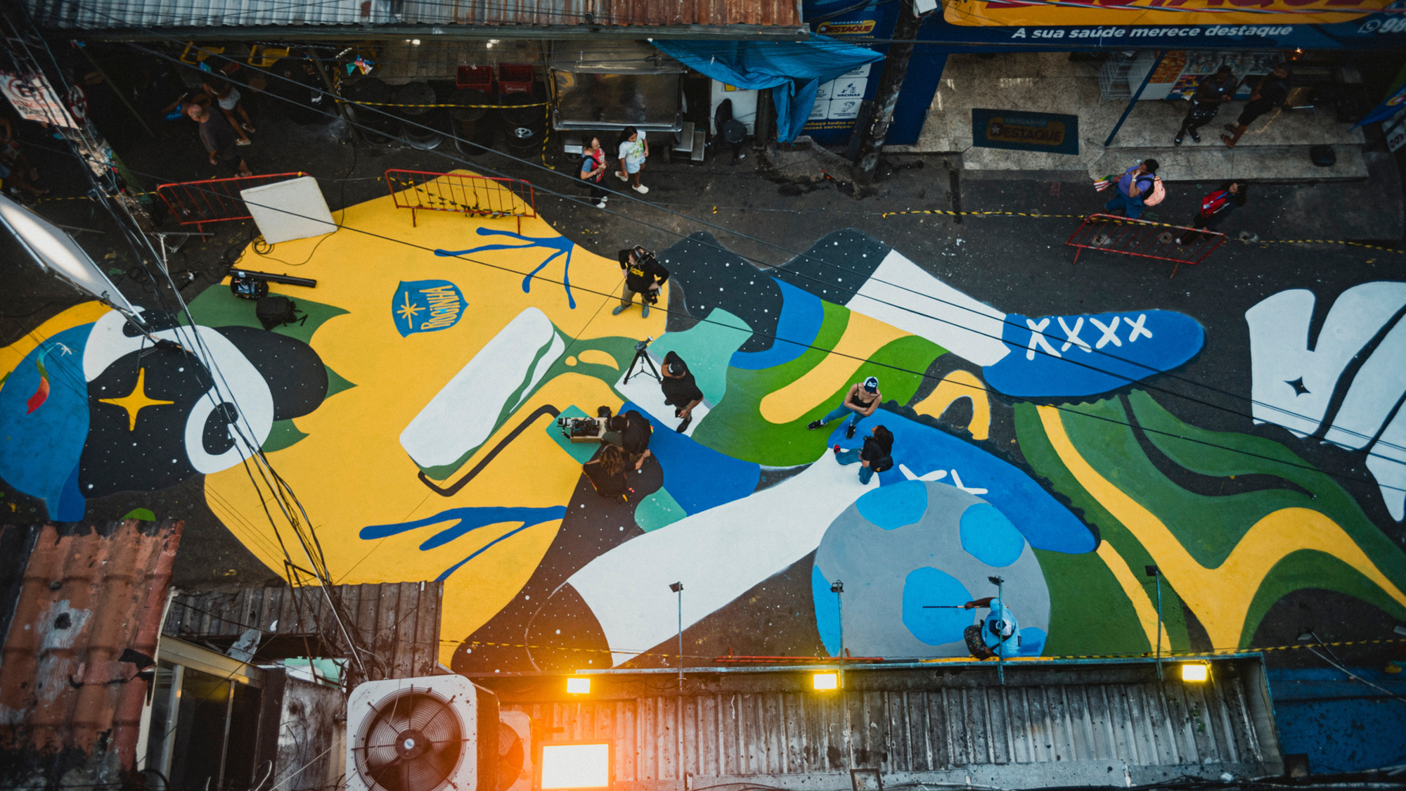 Projeto de arte urbana na rocinha celebra tradição brasileira de pintar ruas