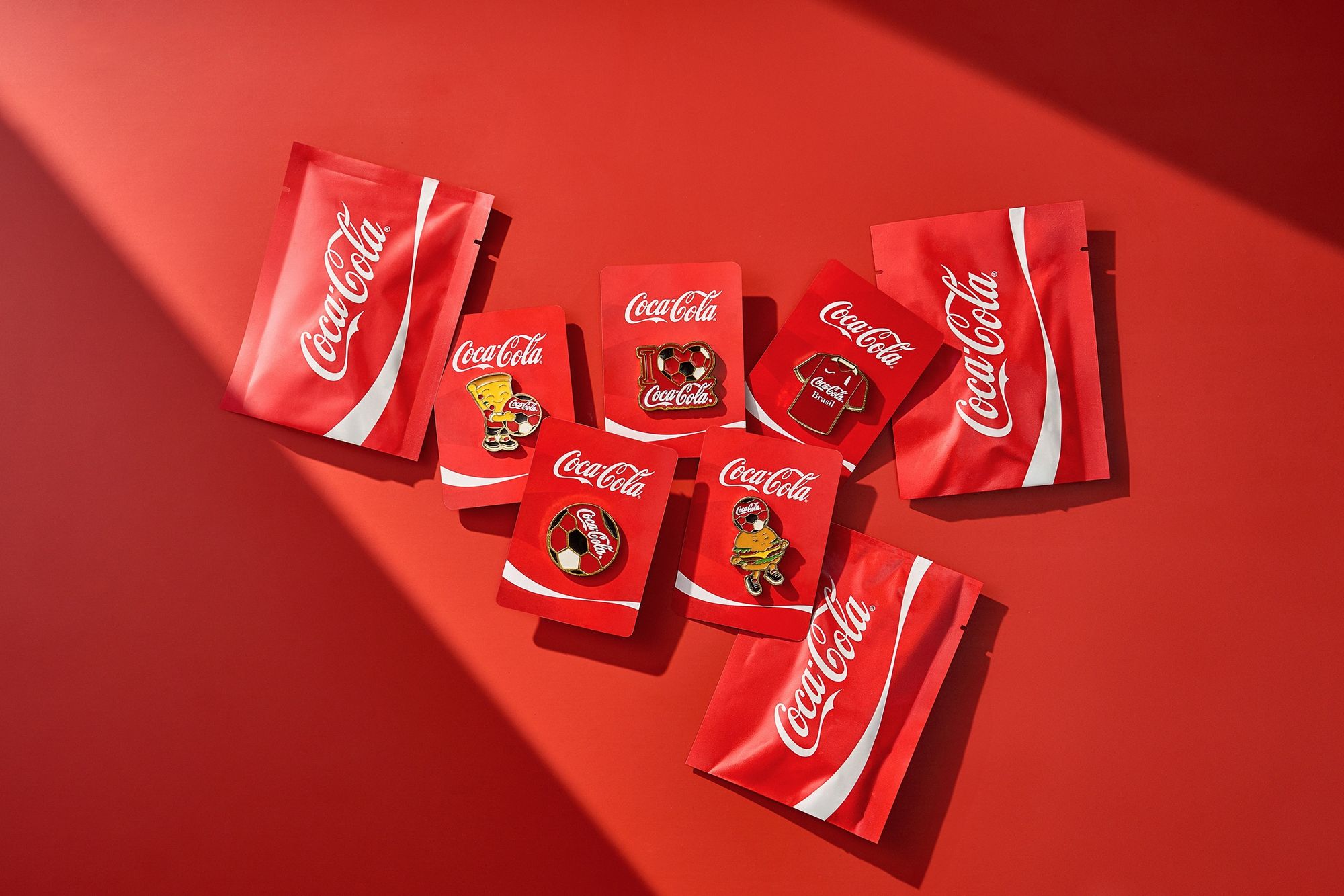 Coca-cola Femsa lança 230 mil pins colecionáveis de copa e gastronomia em restaurantes.
